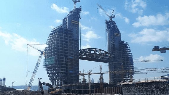 В Баку между башнями отеля установили стальной мост весом 2100 тонн на высоте 120 метров